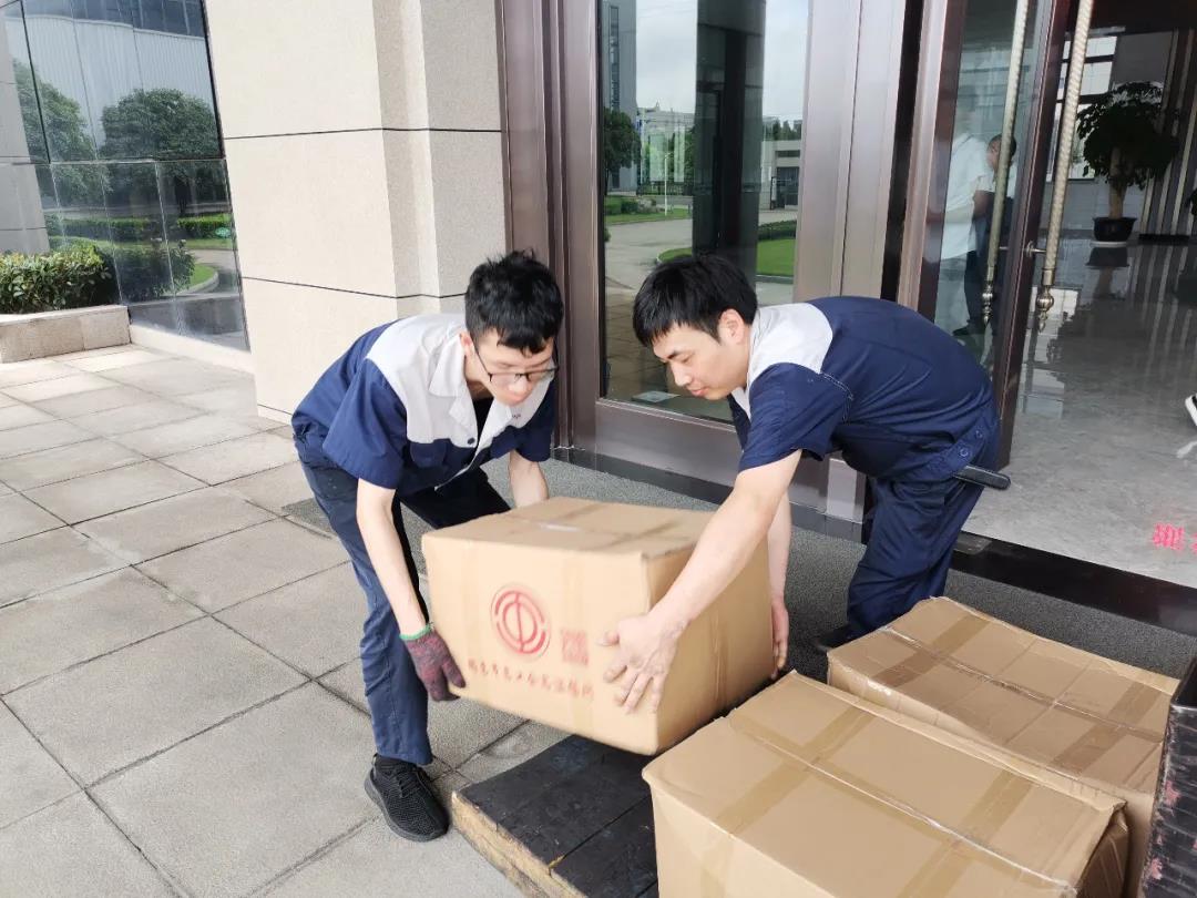 “夏日送清凉”，8868体育向生产一线员工分发市总工会夏日慰问品